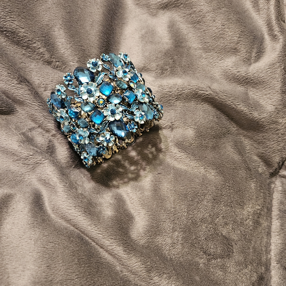 Elegant Blue Floral Bracelet